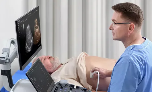 Médico operando un ecógrafo Resona A20 para diagnóstico abdominal