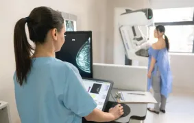 Mujer practicándose una mamografía