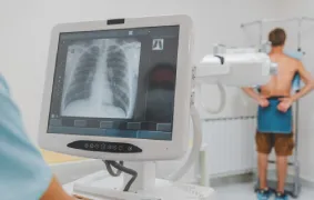 Hombre realizándose un examen de rayos x