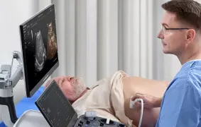 Médico operando un ecógrafo Resona A20 para diagnóstico abdominal