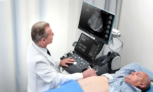 ¿Por qué elegir el Consona N8? Médico realizando un estudio de ultrasonido a un paciente en camilla con el equipo Consona N8