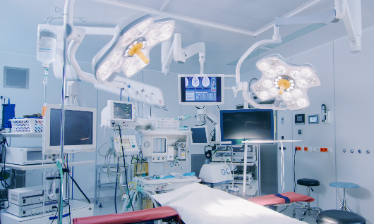 Área de cirugía equipada con lámparas HyLED 960 