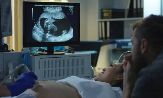 mujer embarazada haciendo un control prenatal