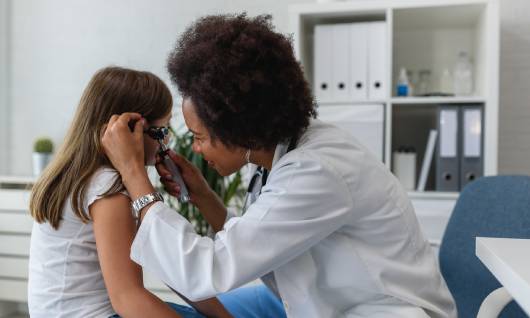 mujer revisando a paciente 