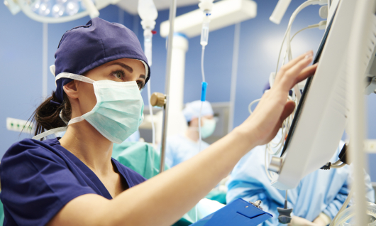 imagen de una enfermera en una sala de cirugia