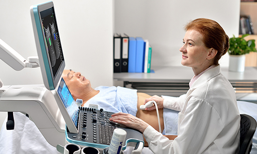 doctor haciendole un ultrasonido a un paciente