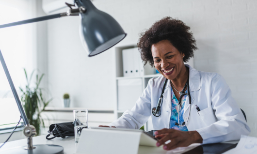 medica en una oficina 